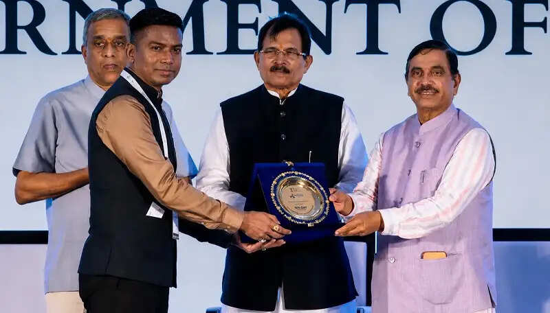 मप्र को मिला उभरती नवीकरणीय ऊर्जा अवसंरचना उत्कृष्टता सम्मान, केन्द्रीय मंत्री जोशी ने किया पुरस्कृत