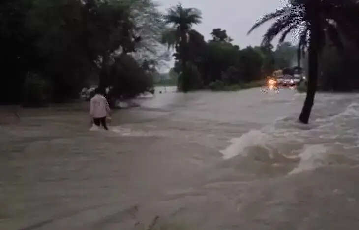 मध्य प्रदेश में बारिश से बिगड़े हालात, इंदौर में धंसी सड़क- छतरपुर में स्कूल बंद, मुरैना में डूबे 2 युवकों के मिले शव