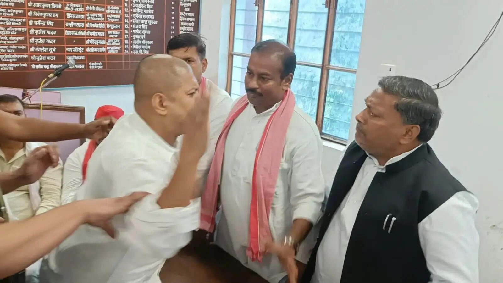 गोरखपुर में एमएलसी प्रत्याशी बदलने से समर्थकों में उबाल, सपा के पूर्व जिलाध्यक्ष से मारपीट
