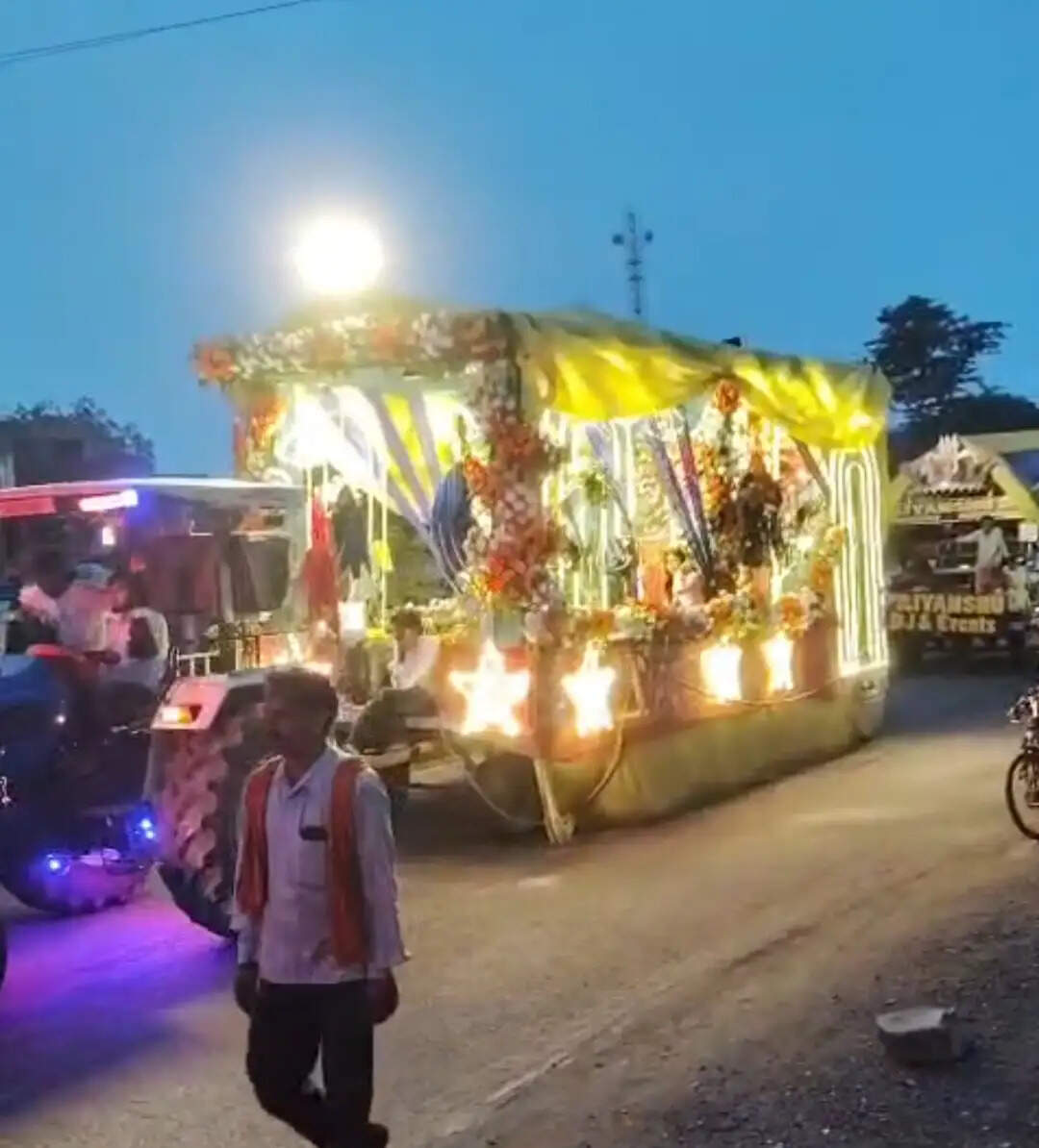 डीजे की धुन पर थिरकते निकला भक्तों का सैलाब, तीन किमी लंबा काफिला पहुंचा विंध्यधाम