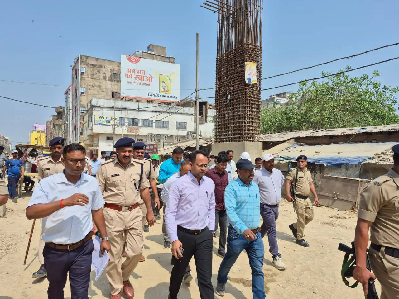 जिलाधिकारी ने किया डबल डेकर और खनुआ नाला का स्थलीय निरीक्षण