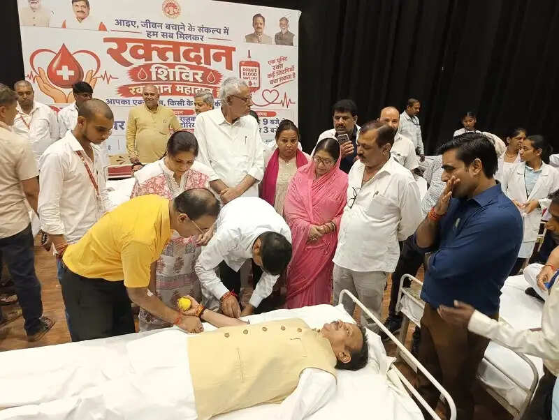 रक्तदान महादान, पीड़ित मानवता की सेवा का महत्वपूर्ण माध्यम : उप मुख्यमंत्री शुक्ल