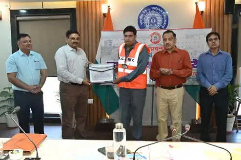 पीयूष खन्ना बने माह फरवरी के सर्वश्रेष्ठ रेलकर्मी