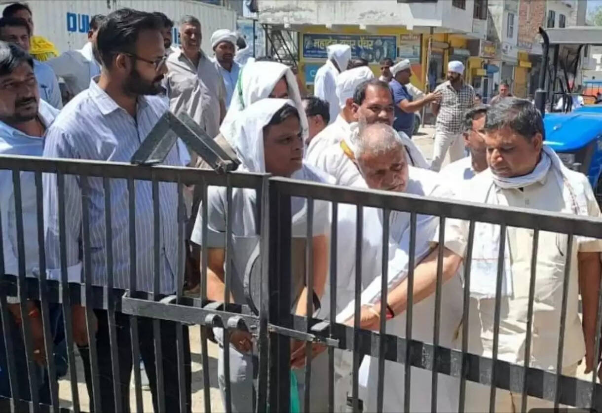 पानीपत में आढ़तियों ने अनाज मंडी के गेट पर जड़ा ताला