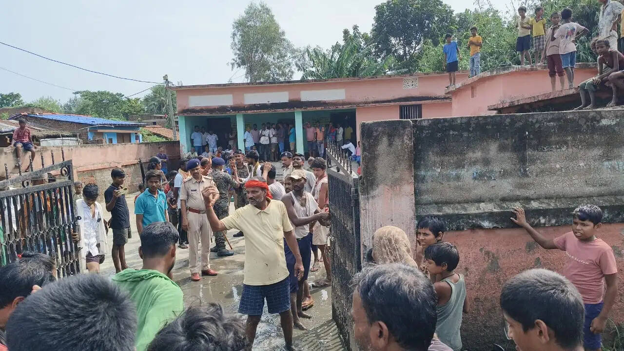 आक्रोशित ग्रामीणों ने ग्राम सभा का बहिष्कार कर मुखिया को बंधक बनाया