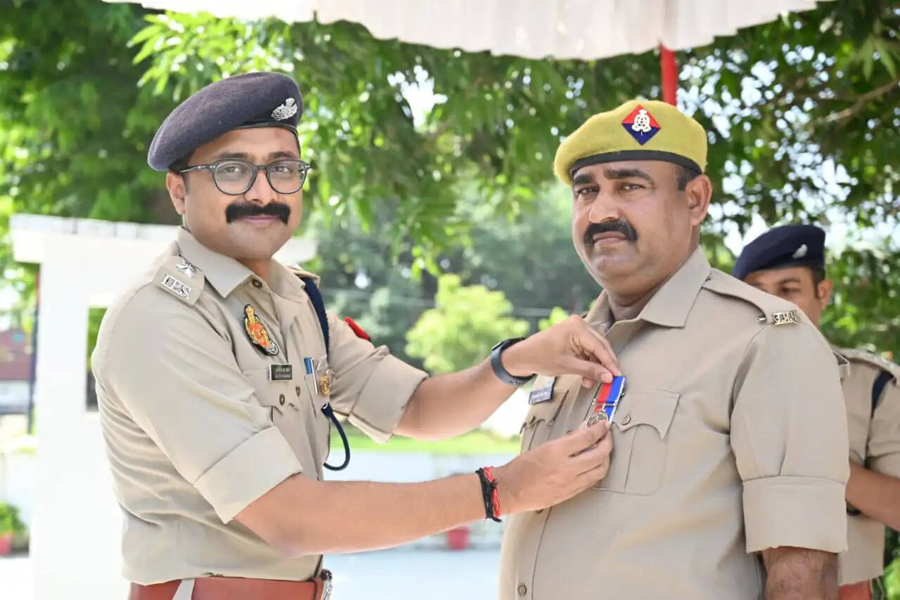देवरिया ; गृह मंत्रालय के सेवा पदकों से सम्मानित हुए देवरिया के 10 पुलिसकर्मी