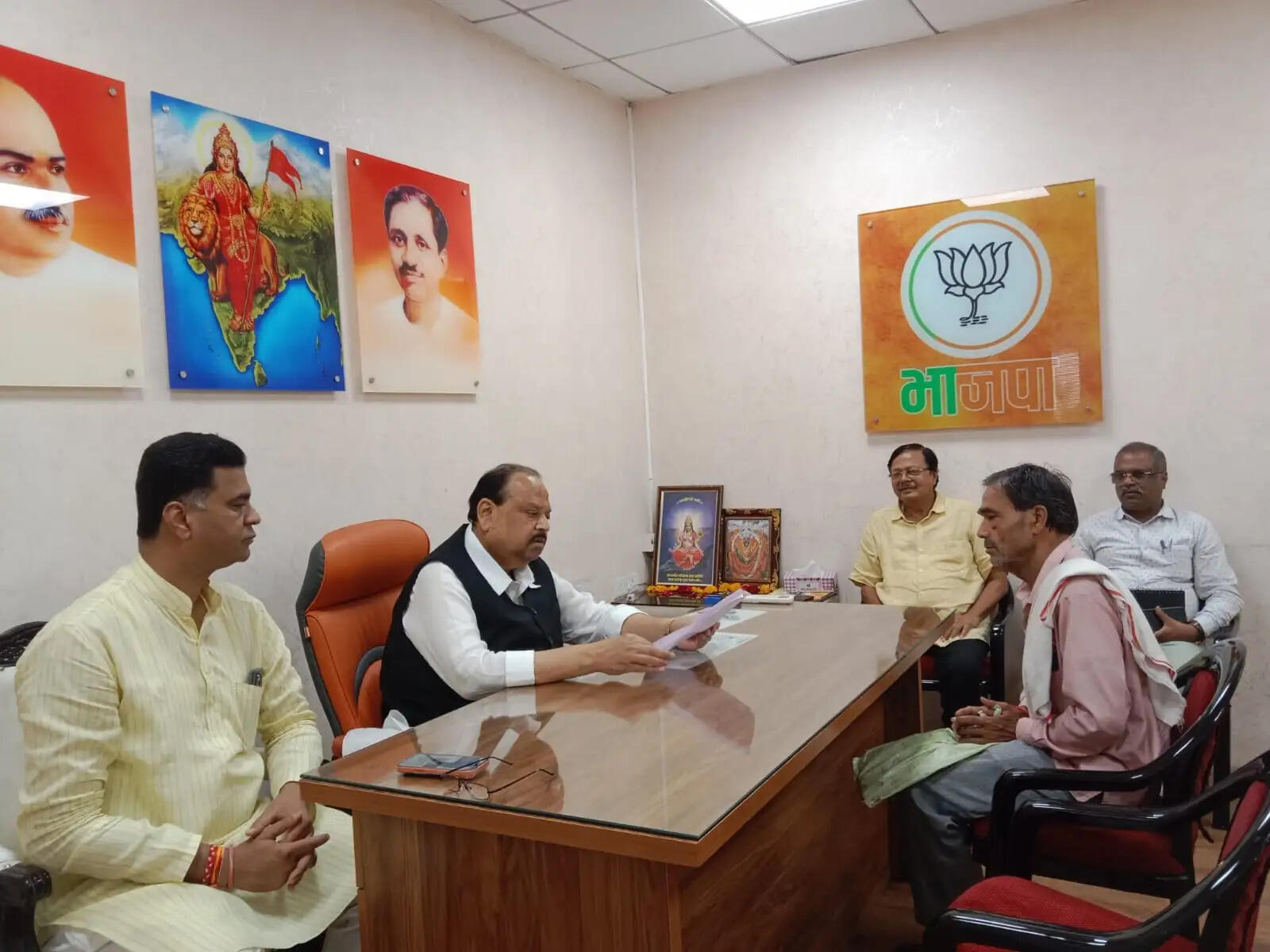 भाजपा प्रदेश कार्यालय में कैबिनेट मंत्री चैतन्य काश्यप ने सुनीं जनसमस्याएं, कार्यकर्ताओं से किया सीधा संवाद
