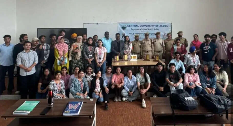 केंद्रीय विश्वविद्यालय जम्मू में फायर सेफ्टी मॉक ड्रिल आयोजित, आपात स्थिति से निपटने का दिया प्रशिक्षण