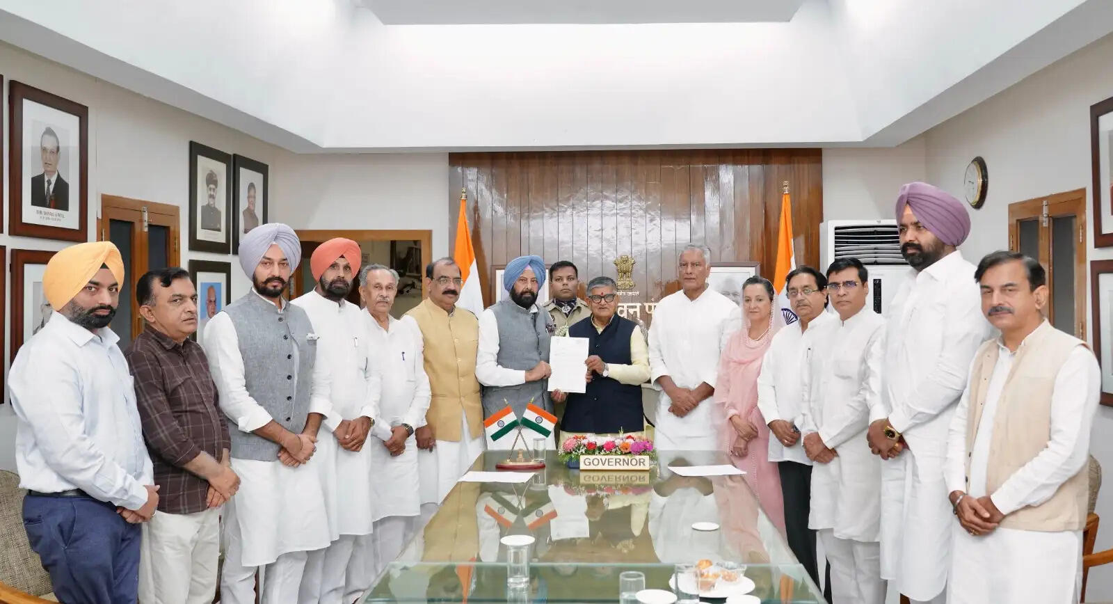 स्थानीय निकाय चुनावों में धांधली के आरोपों को लेकर भाजपा ने राज्यपाल को सौंपा ज्ञापन