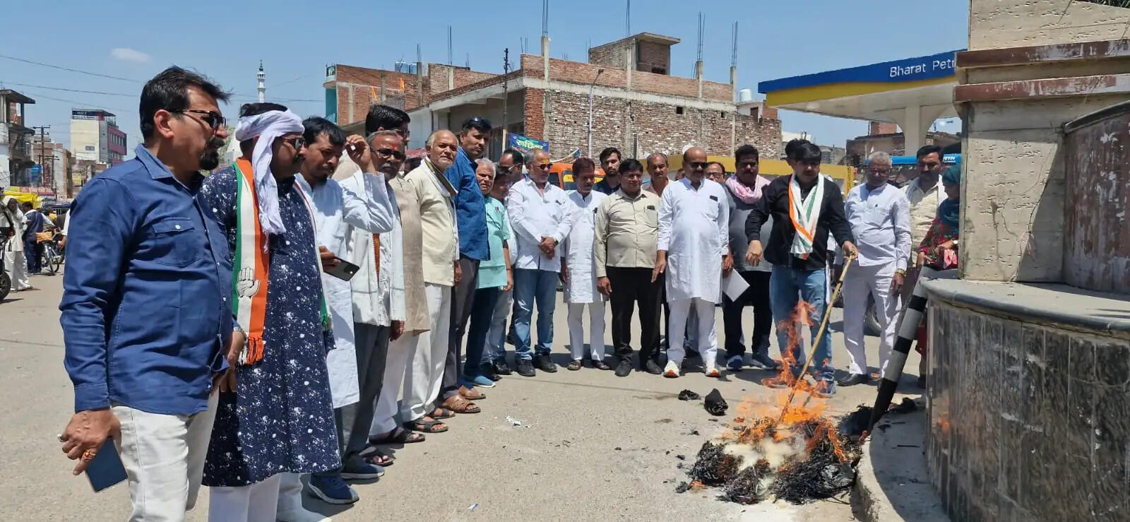 नाराज कांग्रेसियों ने असम के मुख्यमंत्री का पुतला दहन किया