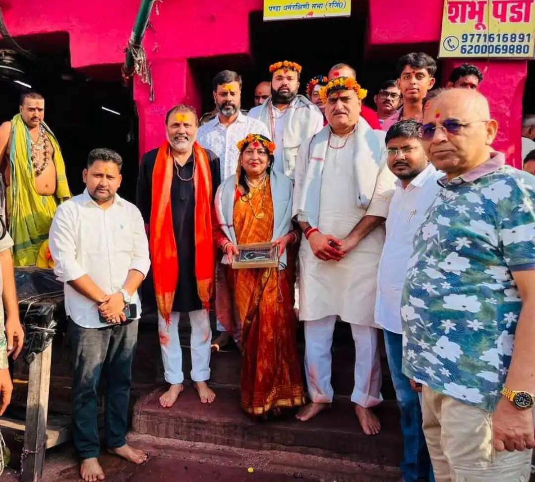 निशिकांत सहित तीन सांसदों ने बाबा बैद्यनाथ के दरबार में टेका मत्था