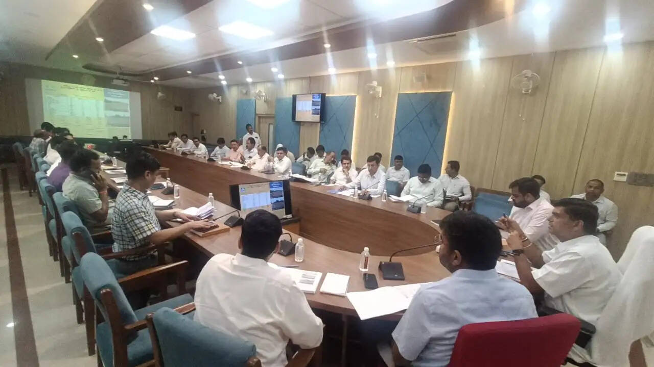 मंडलायुक्त ने 10 करोड़ से अधिक की 120 परियोजनाओं की की गहन समीक्षा
