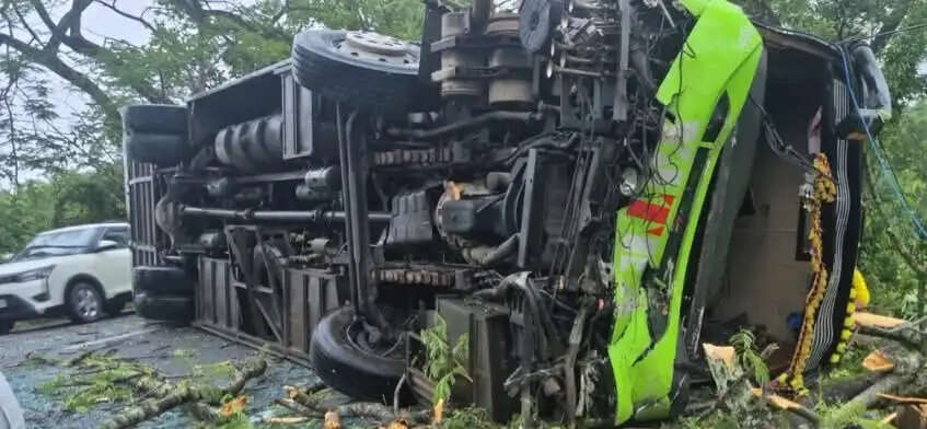 बस दुर्घटनाग्रस्त एक की मौत 45 घायल