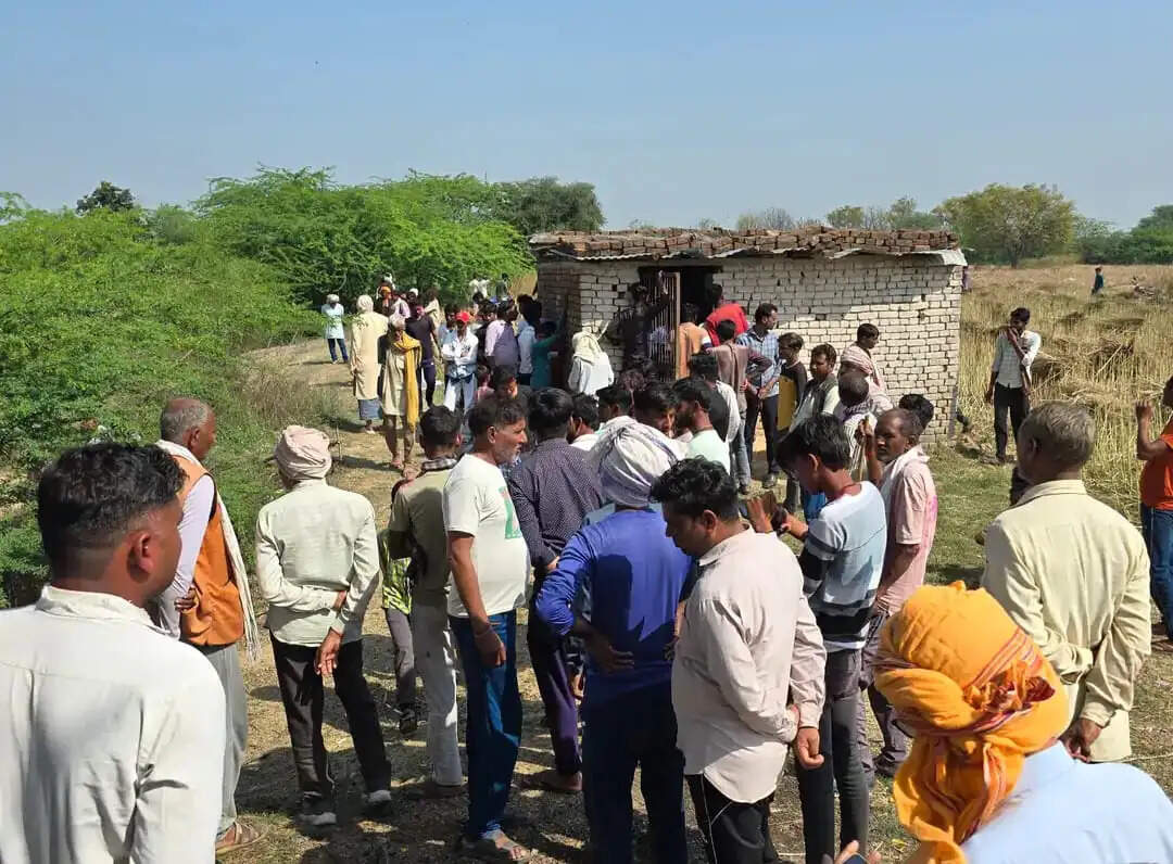 नलकूप के कमरे में फंदे से लटका मिला किशोर का शव