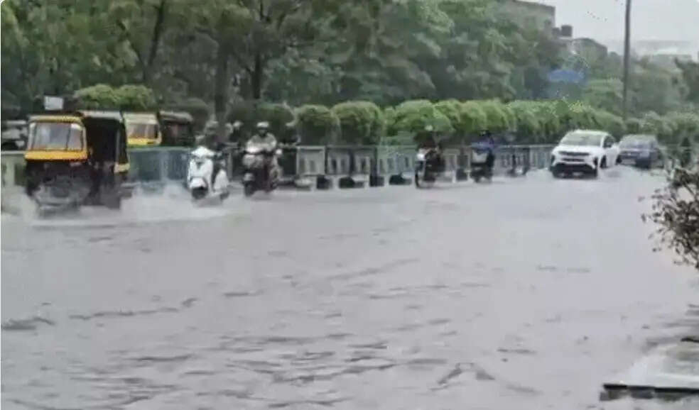 सूरत में देर रात से मूसलाधार बारिश, भेदवाड़ खाड़ी खतरे के निशान से ऊपर