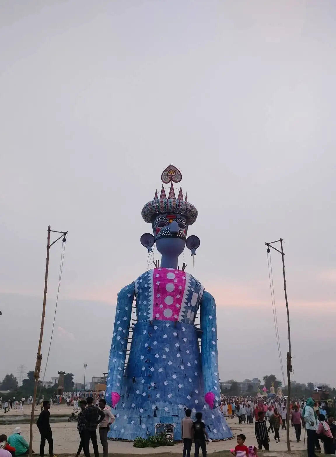 वाराणसी : बरेका में विजयादशमी की तैयारी पूरी, विशालकाय रावण के पुतले का होगा दहन