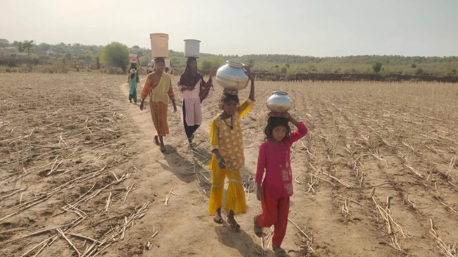 मुरैनाः मानपुर में दो किलोमीटर दूर से पानी ला रहे ग्रामीण, बच्चों की पढ़ाई पर भी असर