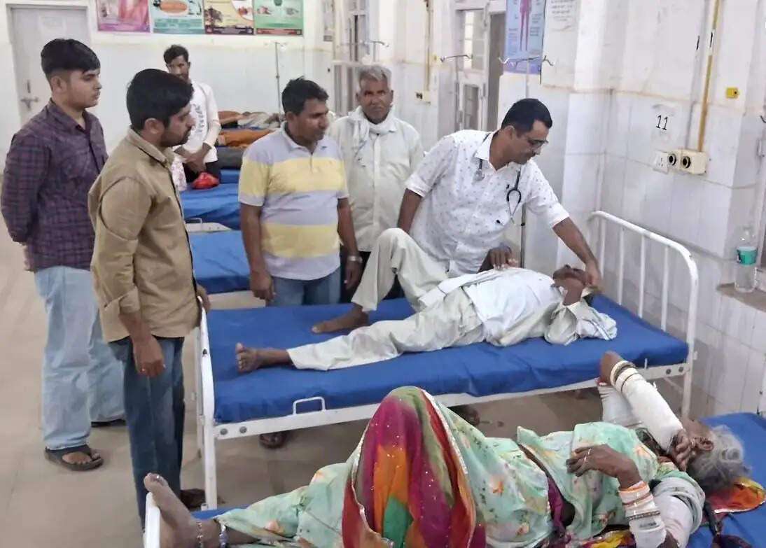 कैंपर पलटी, एक परिवार के 11 लोग घायल