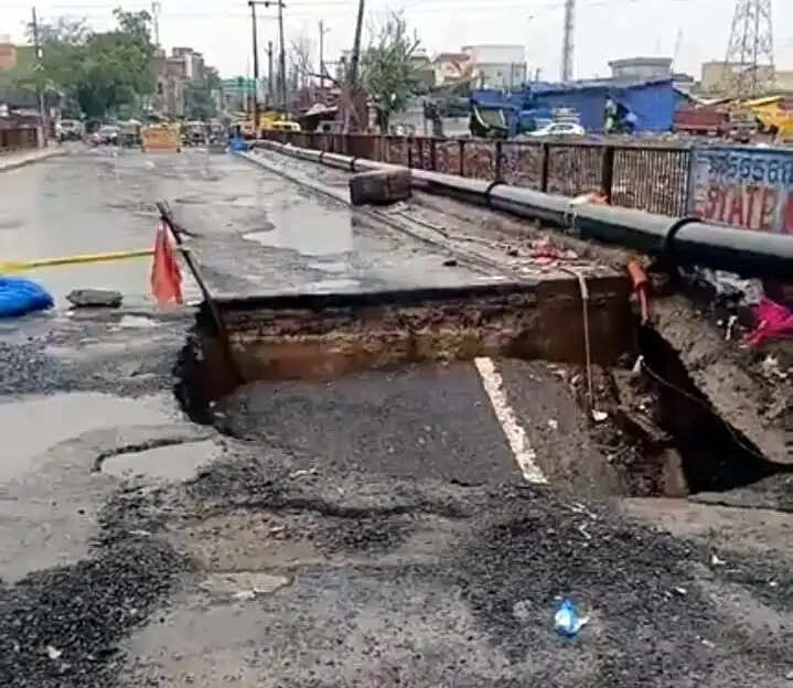 फरीदाबाद : भारी बारिश से पुराना खेड़ी पुल धंसा, रास्ता बंद