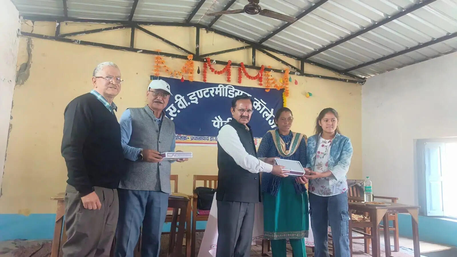 छात्र-छात्राओं को वितरित किए टैब