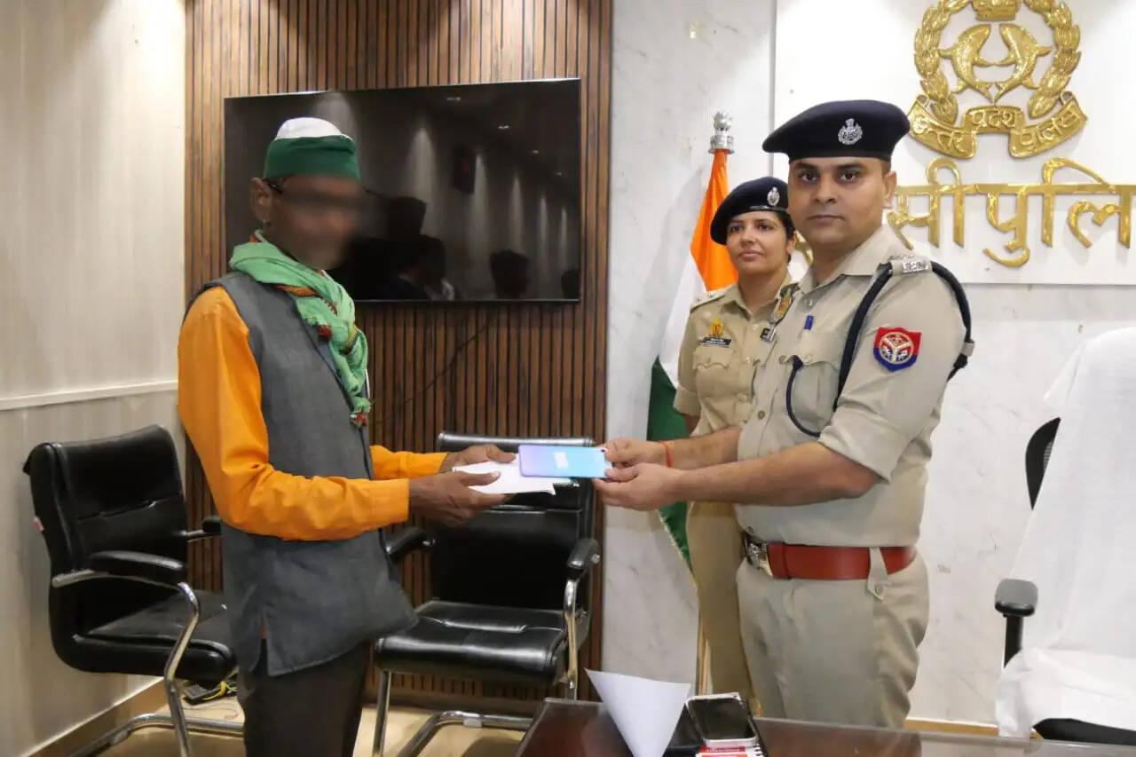 पुलिस ने 39 लाख के 204 गुम मोबाइल लोगों को लौटाए