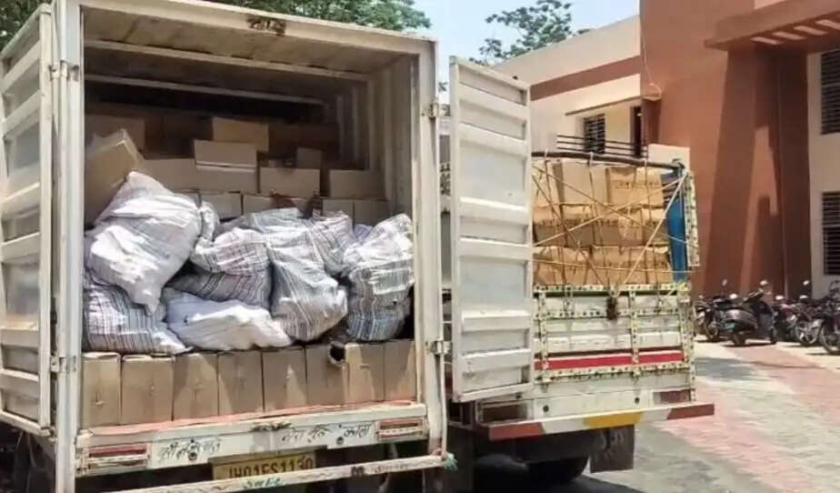 रांची में उत्पाद विभाग की कार्रवाई में 940 पेटी नकली विदेशी शराब बरामद, एक तस्कर गिरफ्तार