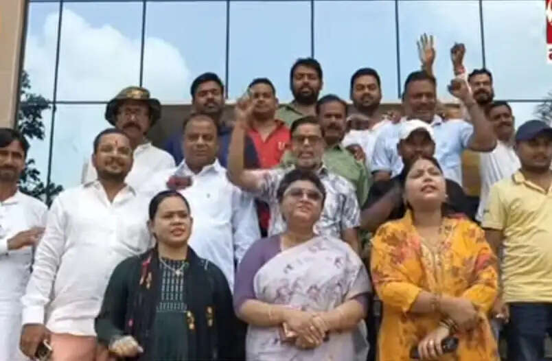 नगर निगम में मार्शल की बहाली के विरोध में पार्षदों का प्रदर्शन