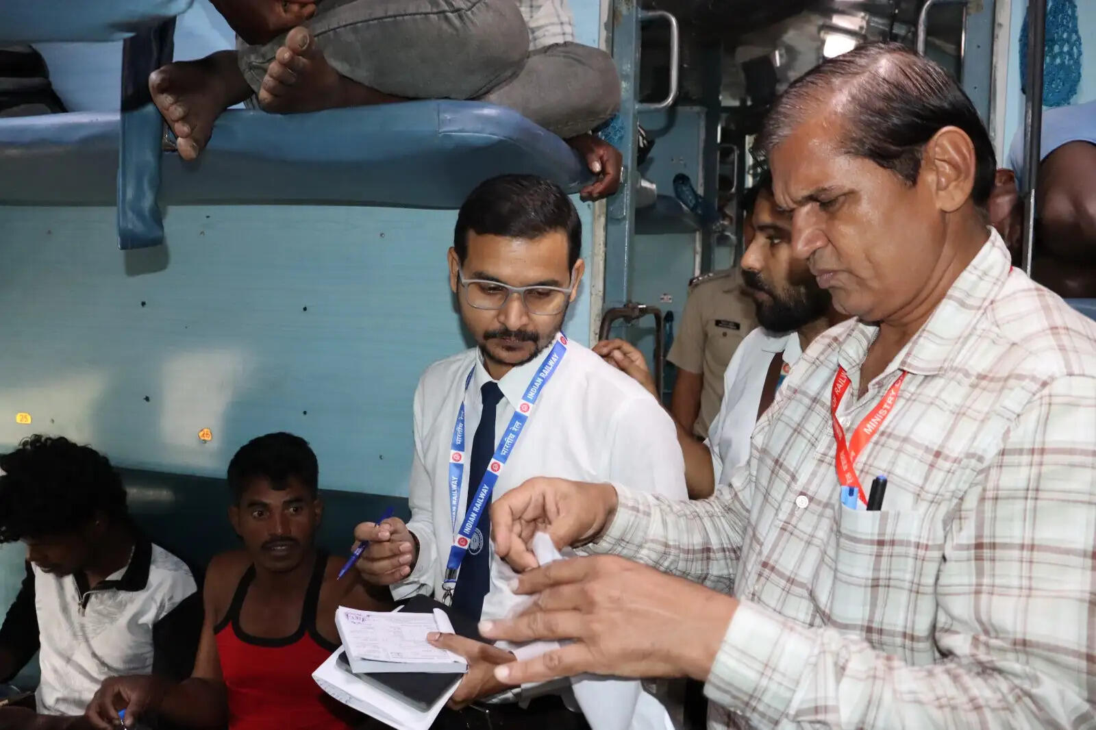 मुरादाबाद रेलवे स्टेशन पर चले किलेबंदी टिकट चेकिंग अभियान में 218 लोगों से वसूले 1,51,190 रुपये