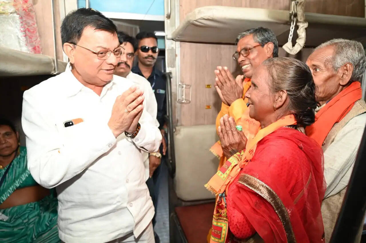 कैबिनेट मंत्री लखन लाल देवांगन ने कोरबा रेलवे स्टेशन से भारत गौरव टूरिस्ट ट्रेन को हरी झंडी दिखाकर किया रवाना