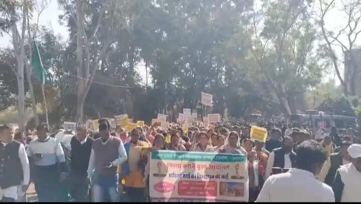 अनूपपुर: अपर नर्मदा बांध परियोजना का विरोध में 10 गांवों के ग्रामीणों ने किया प्रर्दशन