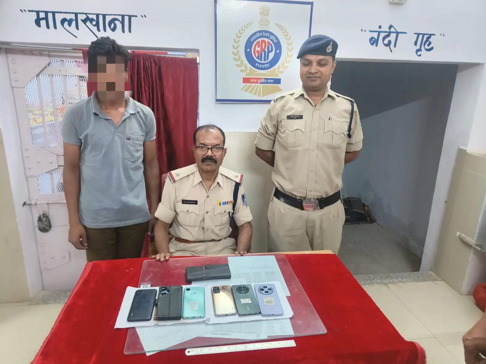 अनूपपुर: चोरी के मोबाइल बेचने के फिराक में घूम रहा युवक गिरफ्तार, 7 मोबाइल बरामद