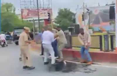 लखनऊ में संविदा कर्मियों ने किया आत्मदाह का प्रयास, पुलिस ने बचाया