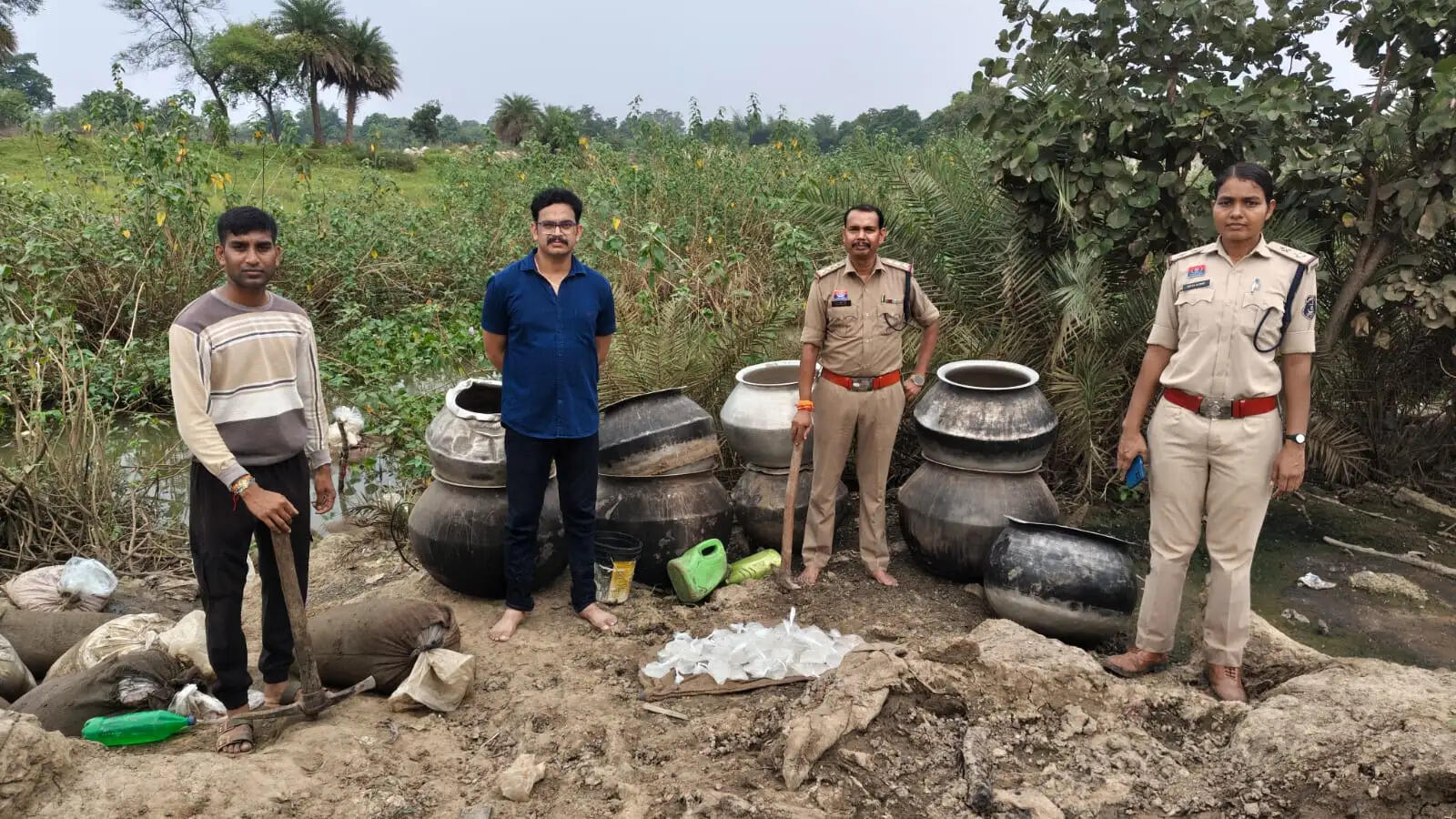 अकलतरा में अवैध महुआ शराब पर पुलिस का बड़ा प्रहार, 52 बोरी महुआ लहान समेत करीब 2 लाख की सामग्री नष्ट