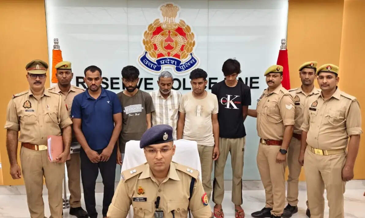 सोनभद्र पुलिस ने राजस्थान से पांच साइबर अपराधी किए गिरफ्तार, इनकी ब्लैकमेलिंग से त्रस्त युवक ने की थी आत्महत्या