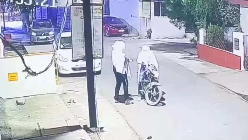 शहर की पॉश कॉलोनी में घर के बाहर खड़ी कार में पेट्रोल डालकर लगाई आग