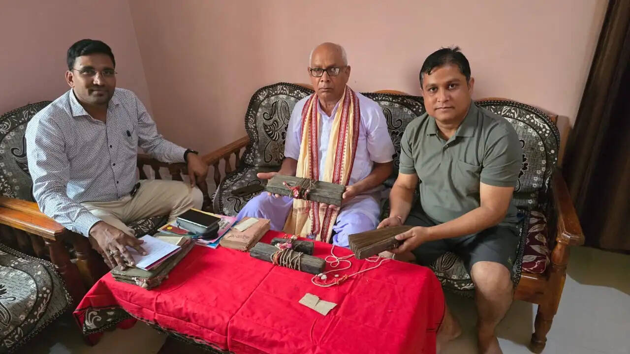 सरगुजा में मिलीं 200 साल पुरानी दुर्लभ पांडुलिपियां, हीराकुंड विस्थापन से जुड़ा है उड़ीसा का यह ऐतिहासिक खजाना