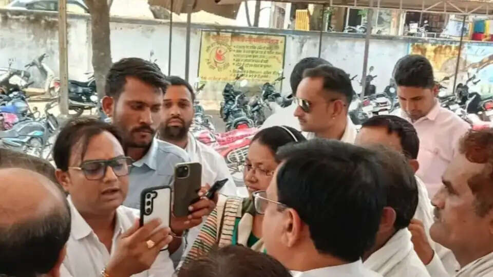 राजगढ़ः सिविल अस्पताल ब्यावरा में अव्यवस्था के विरोध में कांग्रेस का धरना, स्वास्थ्य सेवाओं में सुधार की मांग तेज