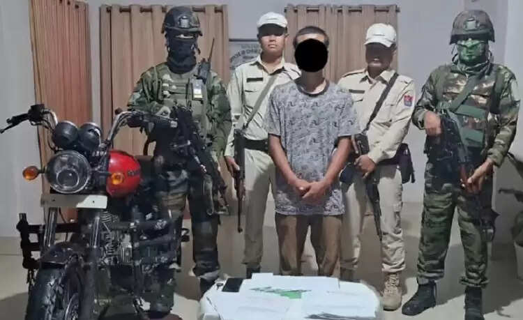 मणिपुर में उग्रवादी गिरफ्तार, भारी मात्रा में हथियार और विस्फोटक बरामद