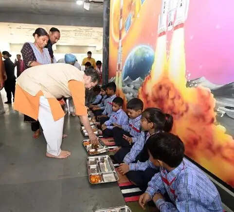 राज्यपाल आनंदीबेन पटेल ने कन्याओं को कराया भोज, भेंट की चुनरी एवं दक्षिणा