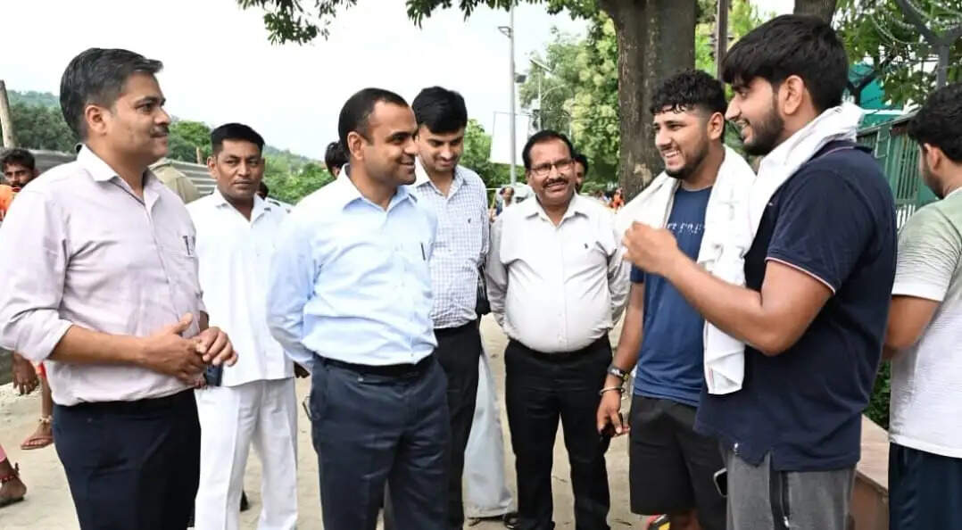 डीएम ने कांवड़ पटरी मार्ग का किया निरीक्षण, शिवभक्तों से ली सुविधाओं की जानकारी