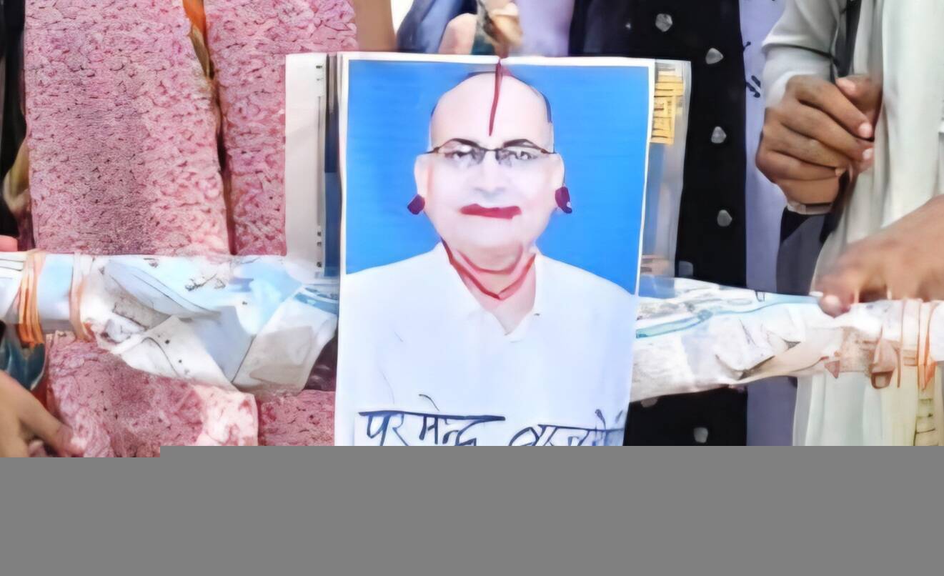 शोध छात्र संगठन की छात्रा इकाई ने जेपीयू कुलपति के पुतले को भेंट की लाली, बिंदी, चूड़ी और साड़ी