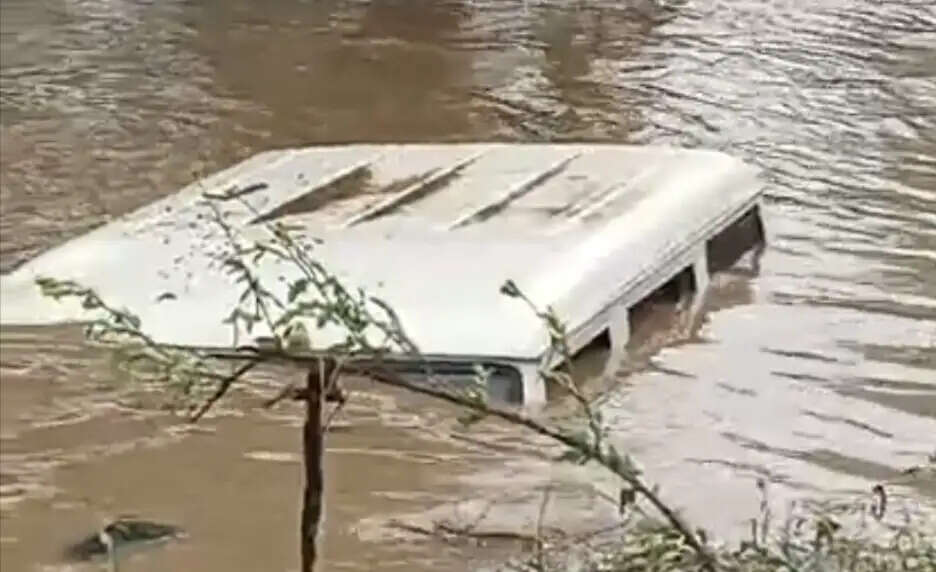 जबलपुरः तेज बारिश में उफनते नाले ने ली चालक की जान, रपटा पार करते बह गई बोलेरो