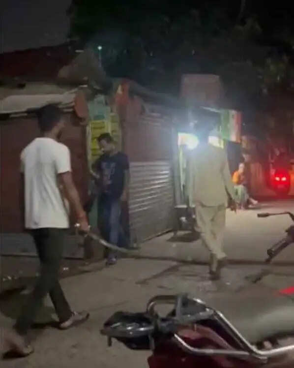 लिलुआ में दो गुटों के बीच हिंसक झड़प, इलाके में तनाव