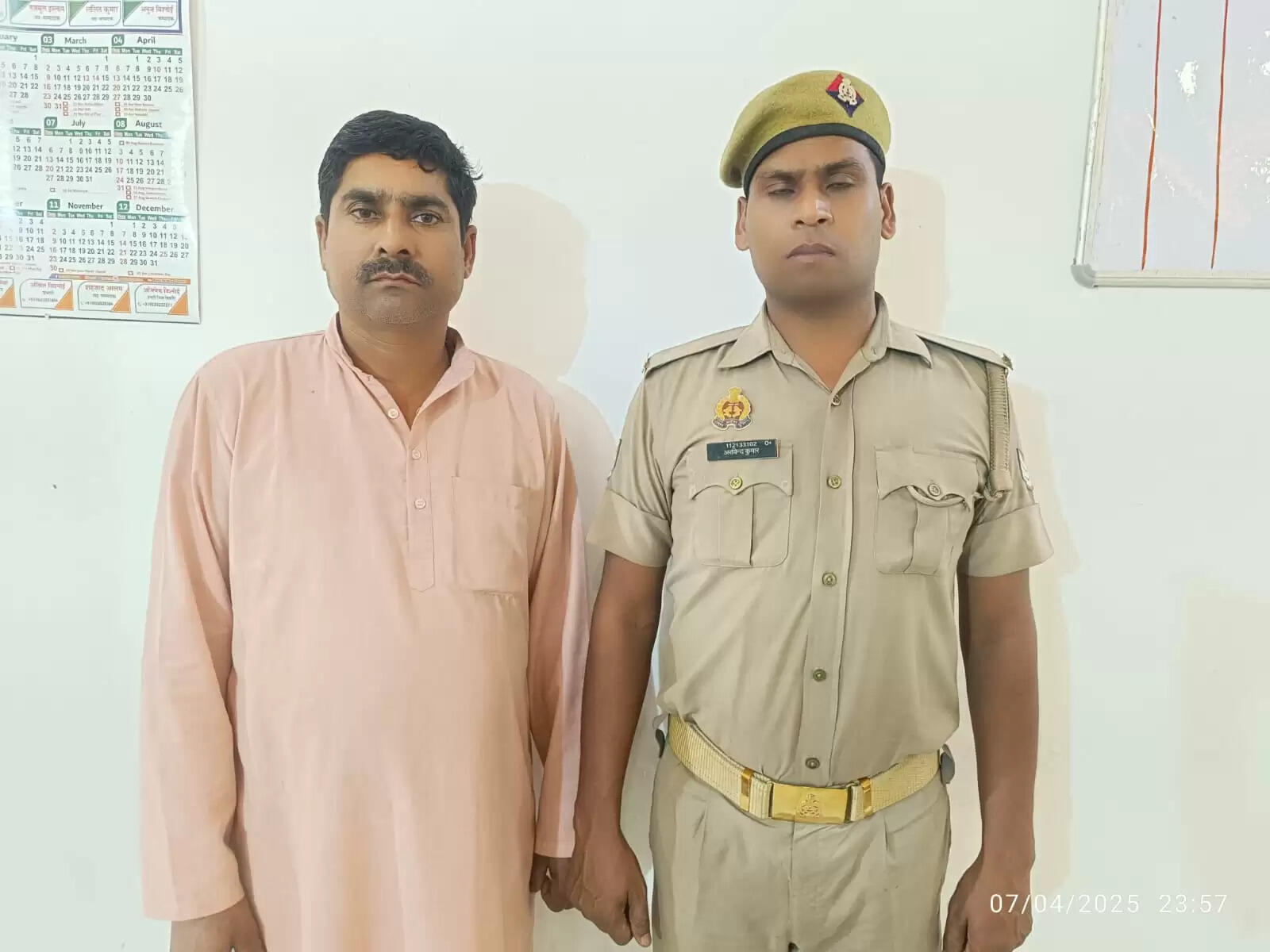 जांच करने गए चार पुलिस कर्मियों को घर में बनाया बंधक, की अभद्रता