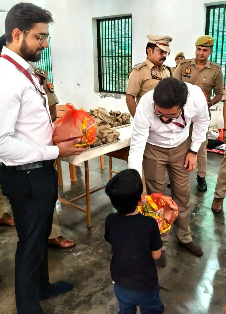 गांधी-शास्त्री जयंती पर जिलाधिकारी ने सफाई कर्मियों के साथ किया ध्वजारोहण