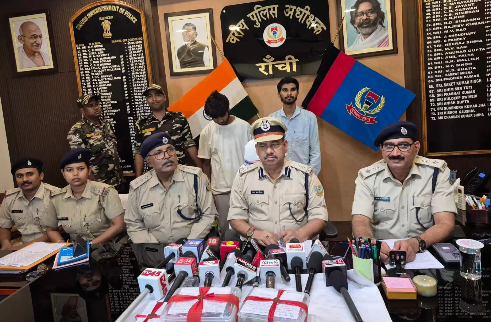 बुजुर्ग से लाखों की ठगी करने वाले दो साइबर अपराधी गिरफ्तार