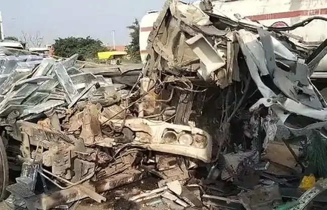 रेवाड़ी में हाईवे पर खड़े ट्रक से टकराया दूसरा ट्रक, चालक की मौत