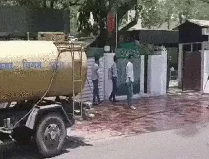 इंदौर में&nbsp;जल संकट के बीच महापौर सचिवालय धुलने का वीडियो वायरल, कांग्रेस ने साधा निशाना