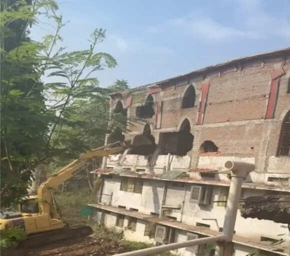 रायपुर में सेंट पॉल स्कूल परिसर के पास अवैध निर्माण पर चला बुलडोजर