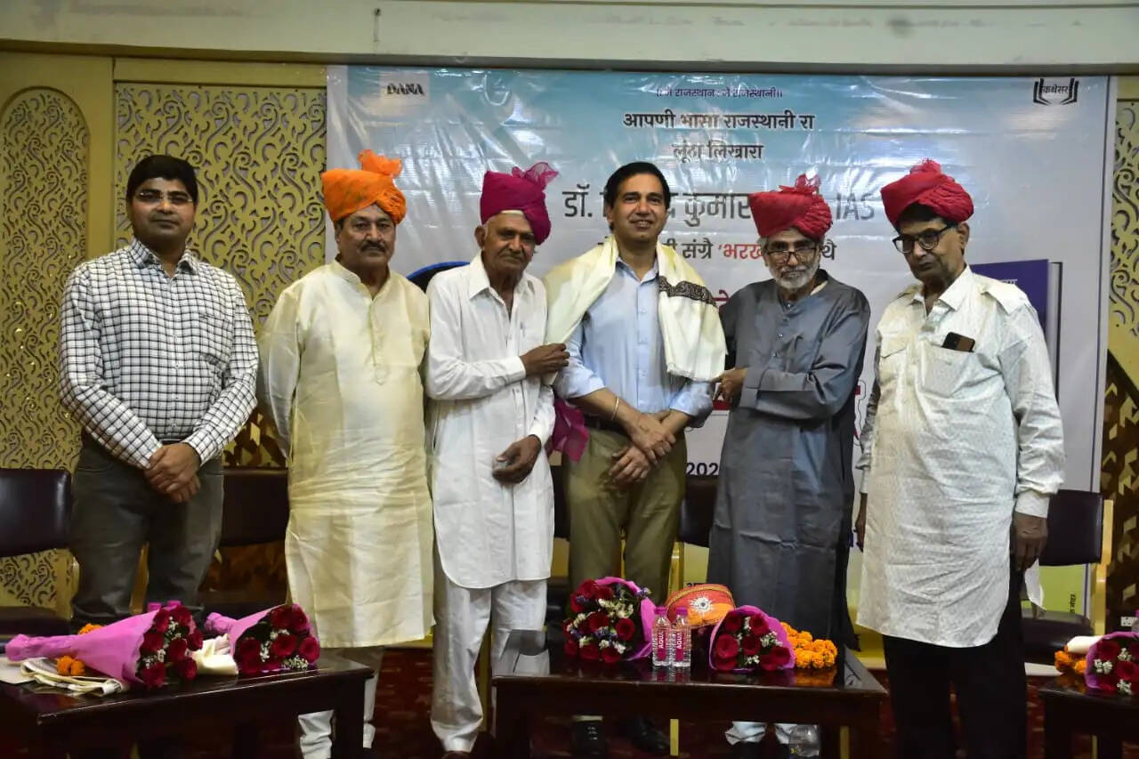 आईएएस&nbsp;डाॅ. जितेंद्र कुमार सोनी को राजस्थानी भाषा का पुरस्कार&nbsp;मिलने&nbsp;पर&nbsp;किया&nbsp;सम्मान